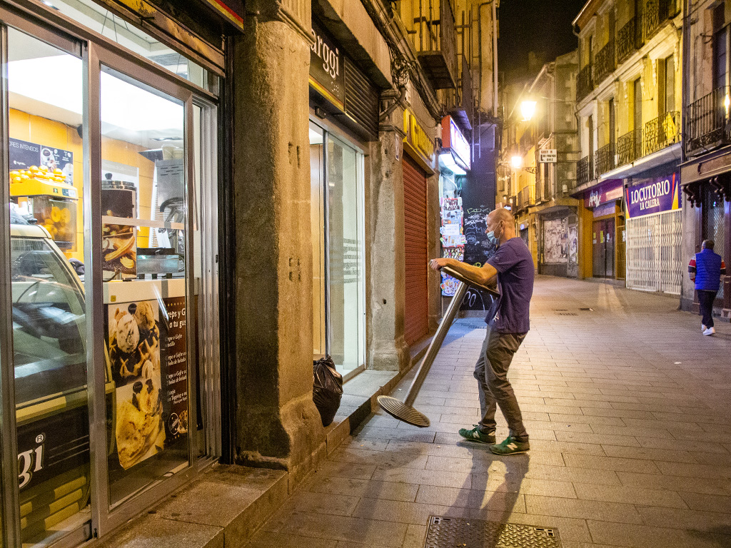 Un trabajador de la hostelería recoge en Segovia ante el toque de queda en Segovia. / NEREA LLORENTE