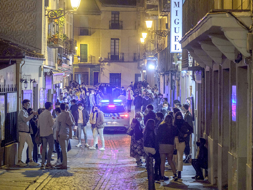 El puente deja escenas imprudentes de ocio nocturno en el centro 1 Vista de la calle Infanta Isabel. / KAMARERO