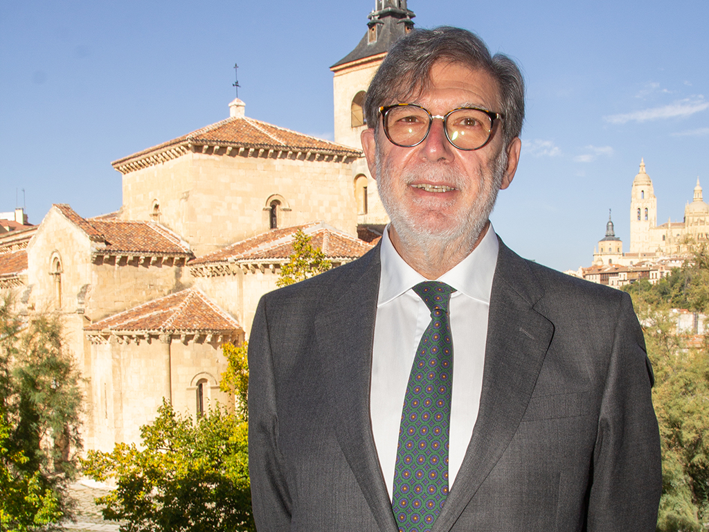 Santiago Aparicio, en el balcón de la Federación Empresarial Segoviana. / NEREA LLORENTE