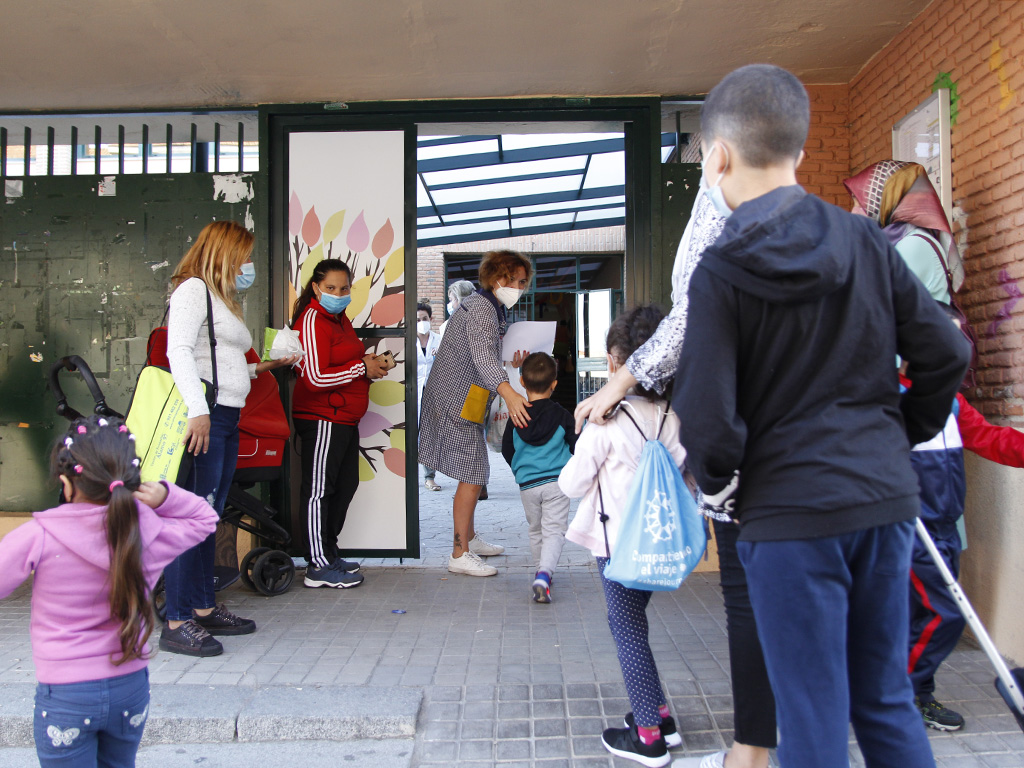 Entrada de escolares a un centro de la capital, con sus mascarillas y manteniendo las distancias.  /NEREA LLORENTE