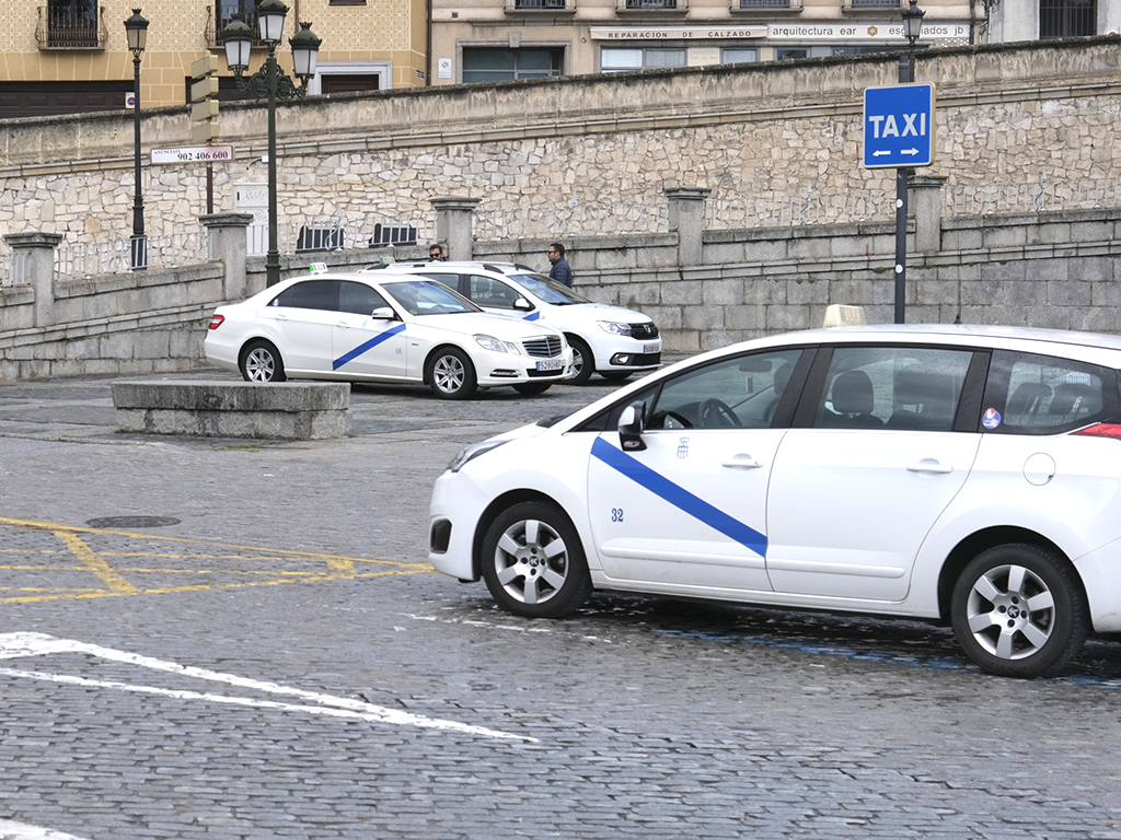 Taxis esperando en la parada de la capital segoviana. /KAMARERO