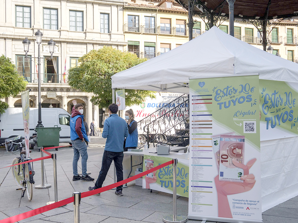 Carpa informativa sobre la campaña de bonos comercio. / Kamarero