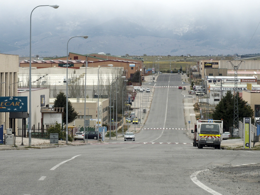 Vista de la calle central del polígono de Hontoria, en el municipio de Segovia. / Nerea Llorente