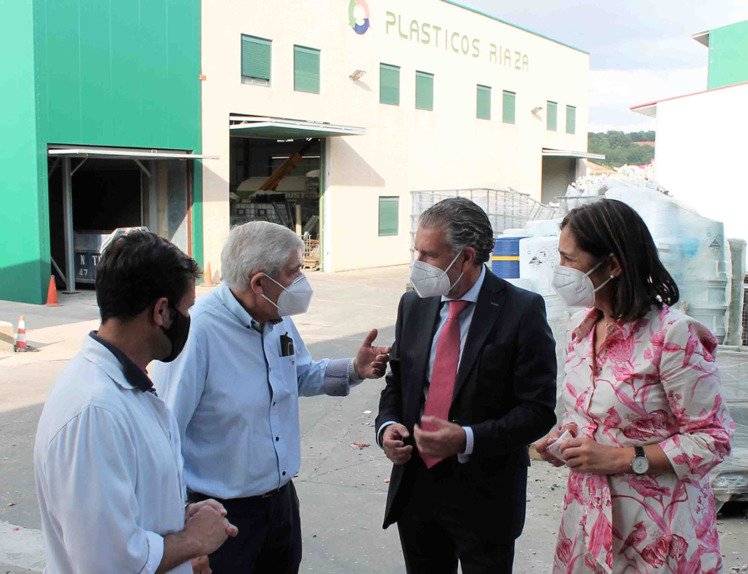 Andres Ortega y Beatriz Escudero, de FES, visitan la empresa Plásticos Riaza, con el gerente Juan Antonio Alcón a la cabeza. / EL ADELANTADO
