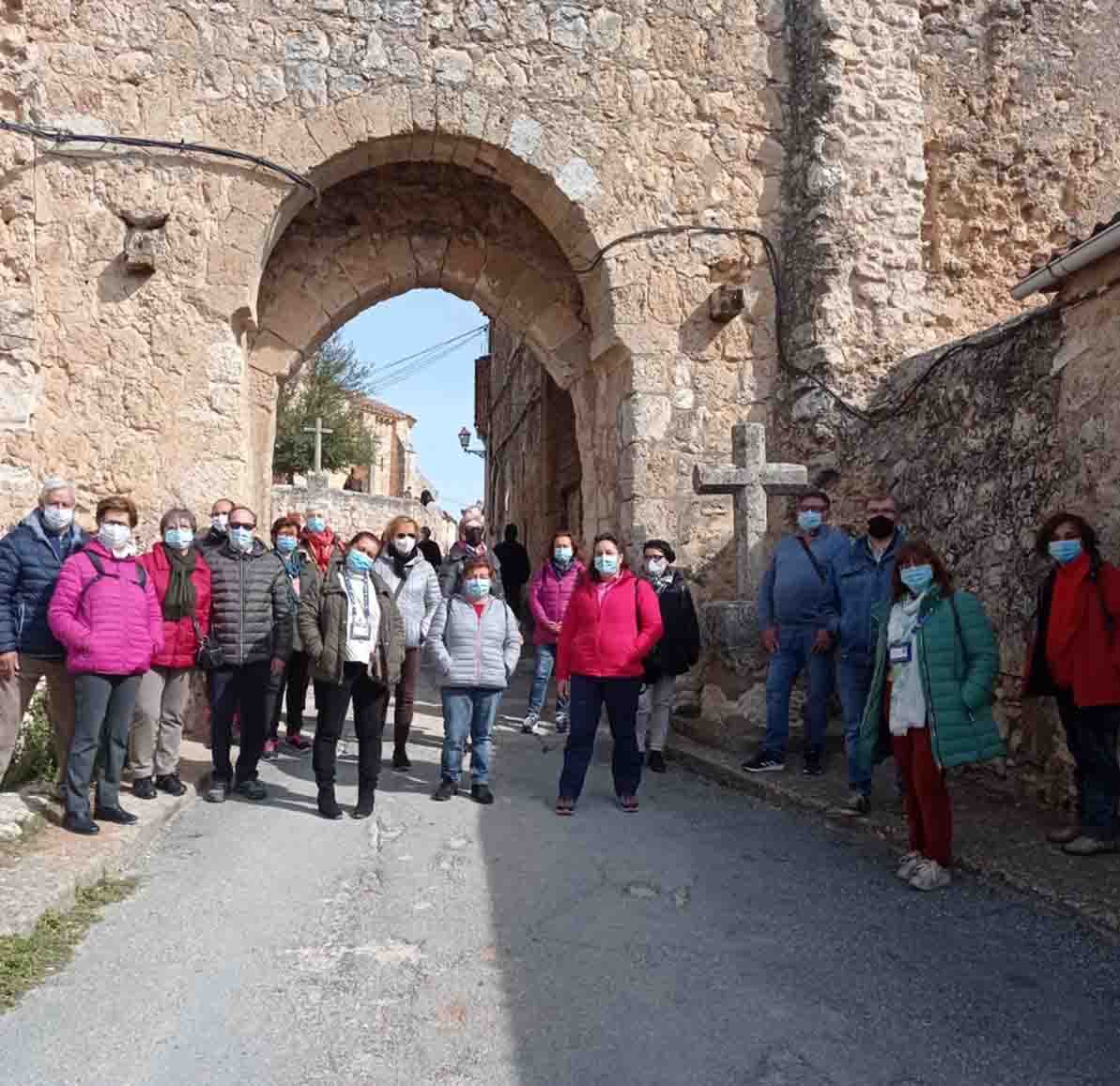 Participantes de la ruta de la Diputación en el arco de Maderuelo. / EL ADELANTADO