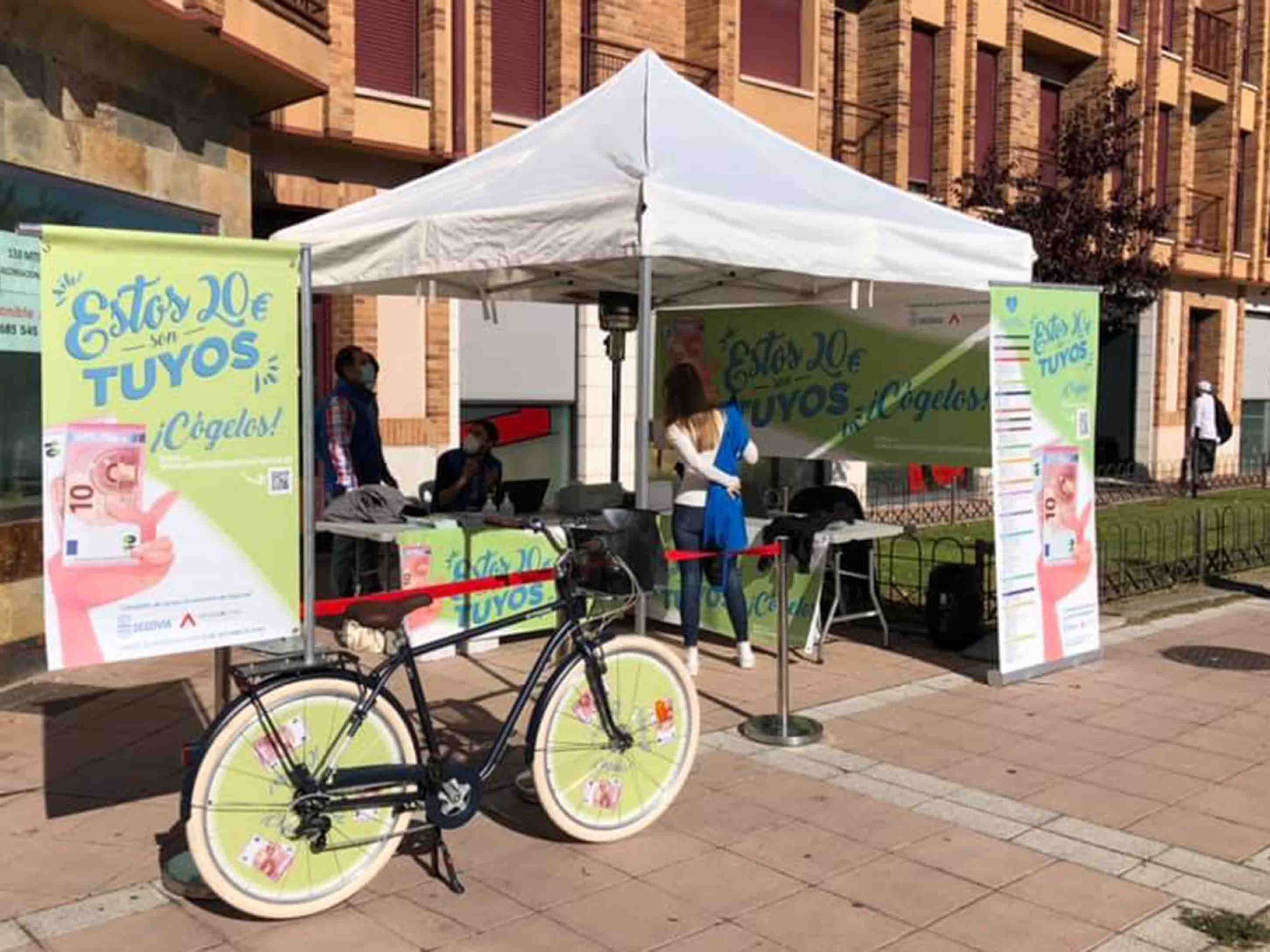 Carpas de los 'bonos' de comercio. / EL ADELANTADO