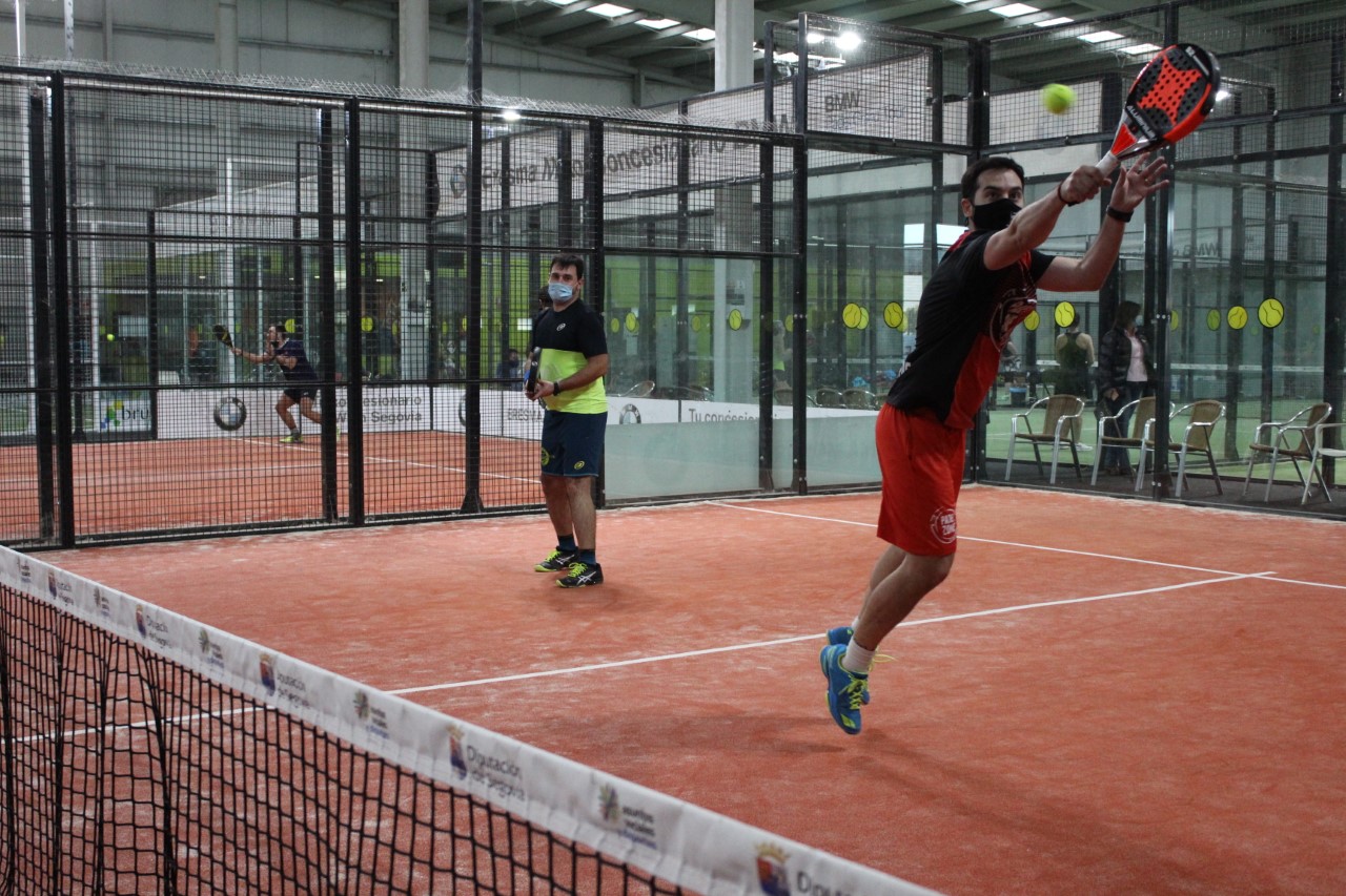 Un partido del circuito provincial de pádel. / EL ADELANTADO