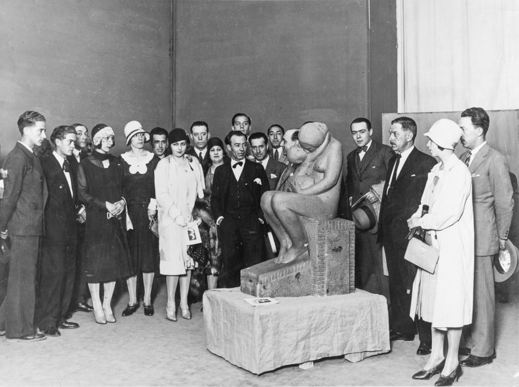 Los hermanos Barral 2 Con la maternidad del monumento a iglesias en expo 1929 rest
