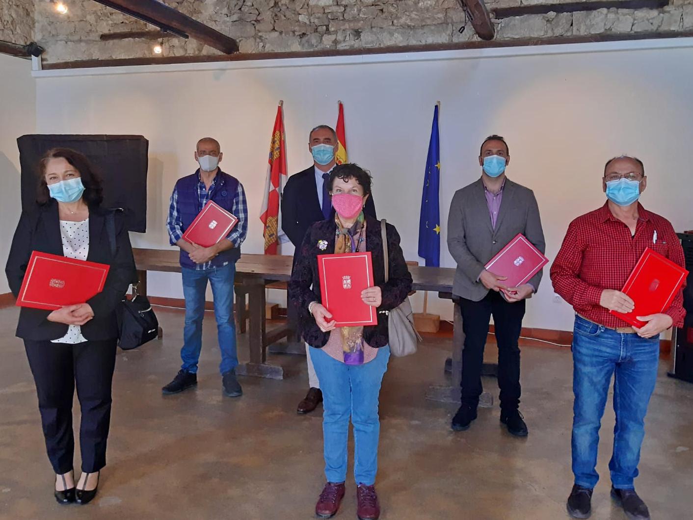 El Delegado territorial y los alcaldes tras la firma del convenio. / E.A