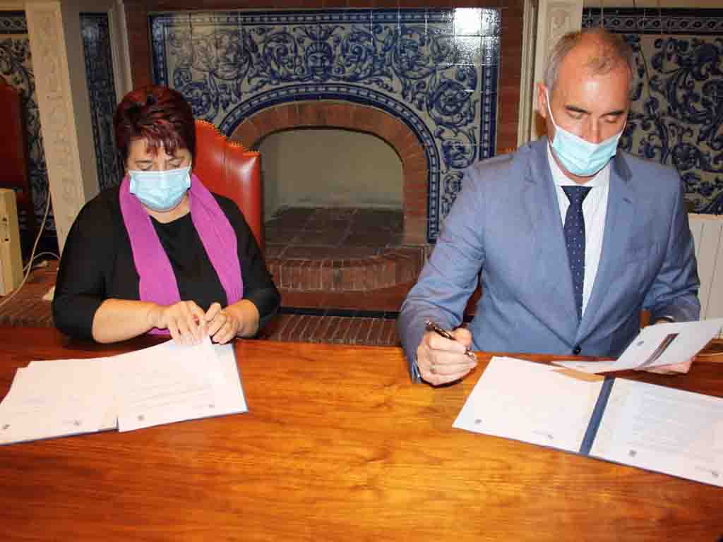 La alcaldesa Clara Luquero y el delegado territorial, José Mazarias, firman el protocolo de vigilancia para cuarentenas. / EL ADELANTADO