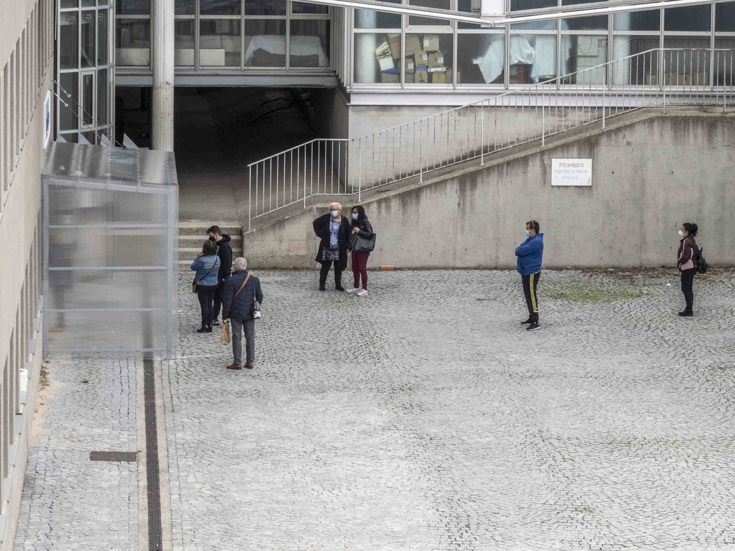 Gente esperando en el Hospital General de Segovia para hacerse la prueba de PCR. / KAMARERO