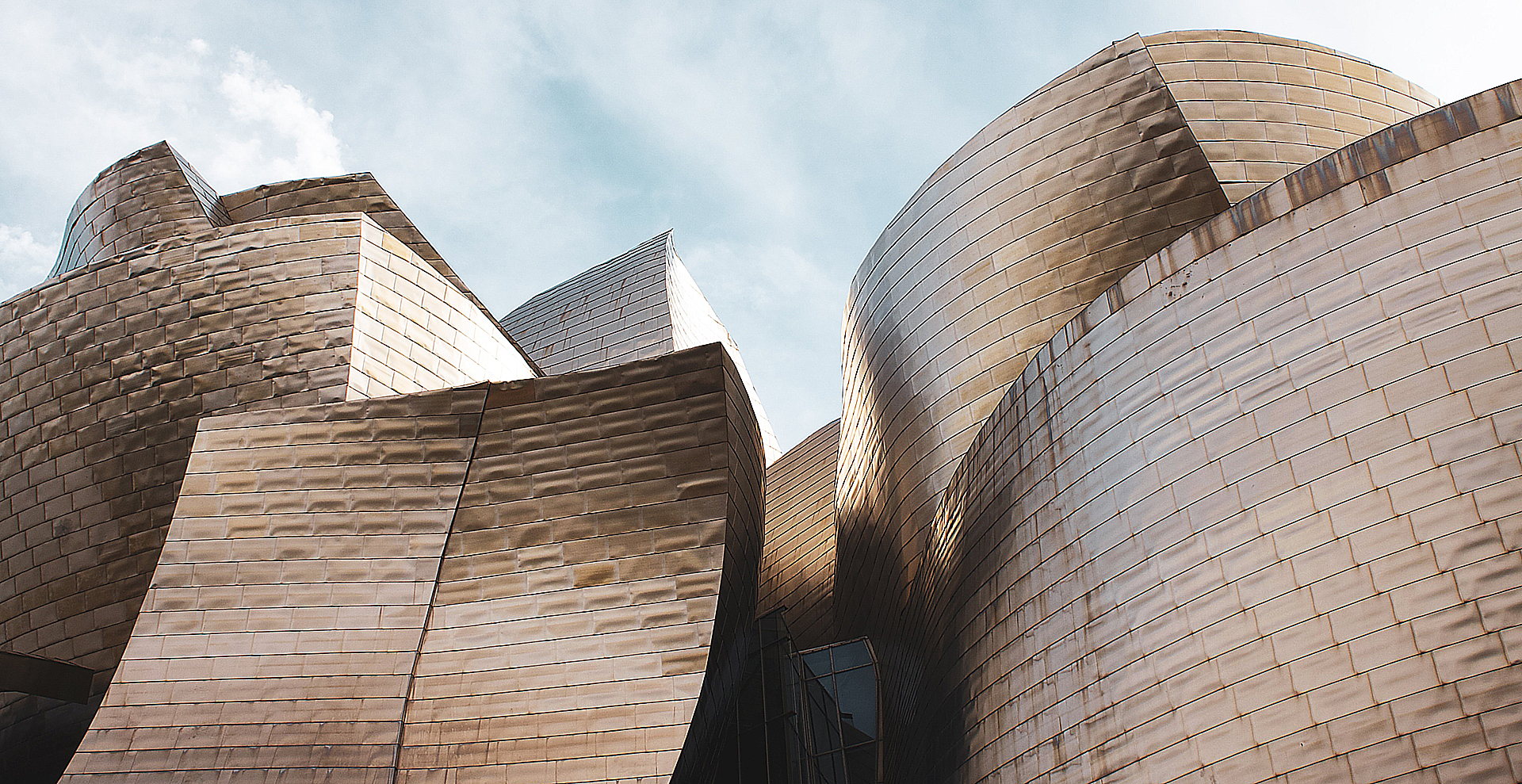 El Museo Guggenheim, diseñado por el arquitecto canadiense Frank O. Gehry, abrió sus puertas en 1997.