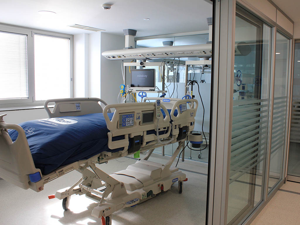 La jueza apuñalada en Santa María la Real de Nieva permanece estable en la UCI 1 Camas adaptadas para pacientes que
requieren cuidados intensivos en el Hospital General de Segovia. / EL ADELANTADO