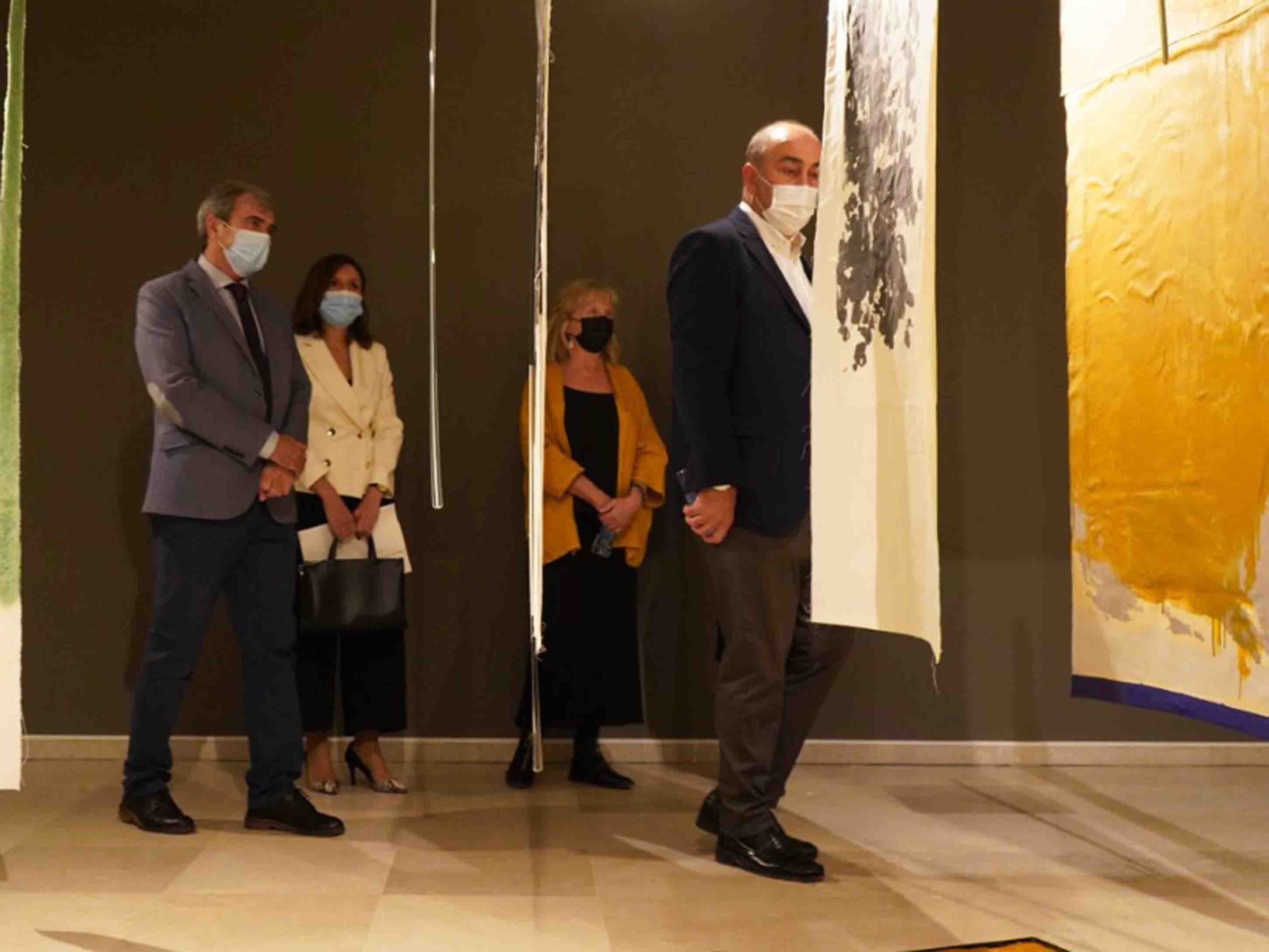 El presidente de la Diputación, Miguel Ángel de VIcente, en la exposición 'De lo inefable'. / EL ADELANTADO