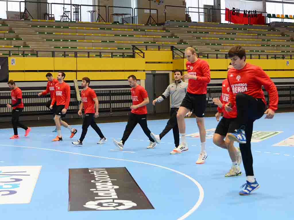 Entrenamiento del Balonmano Nava después de la cuarentena. / AMADOR MARUGÁN