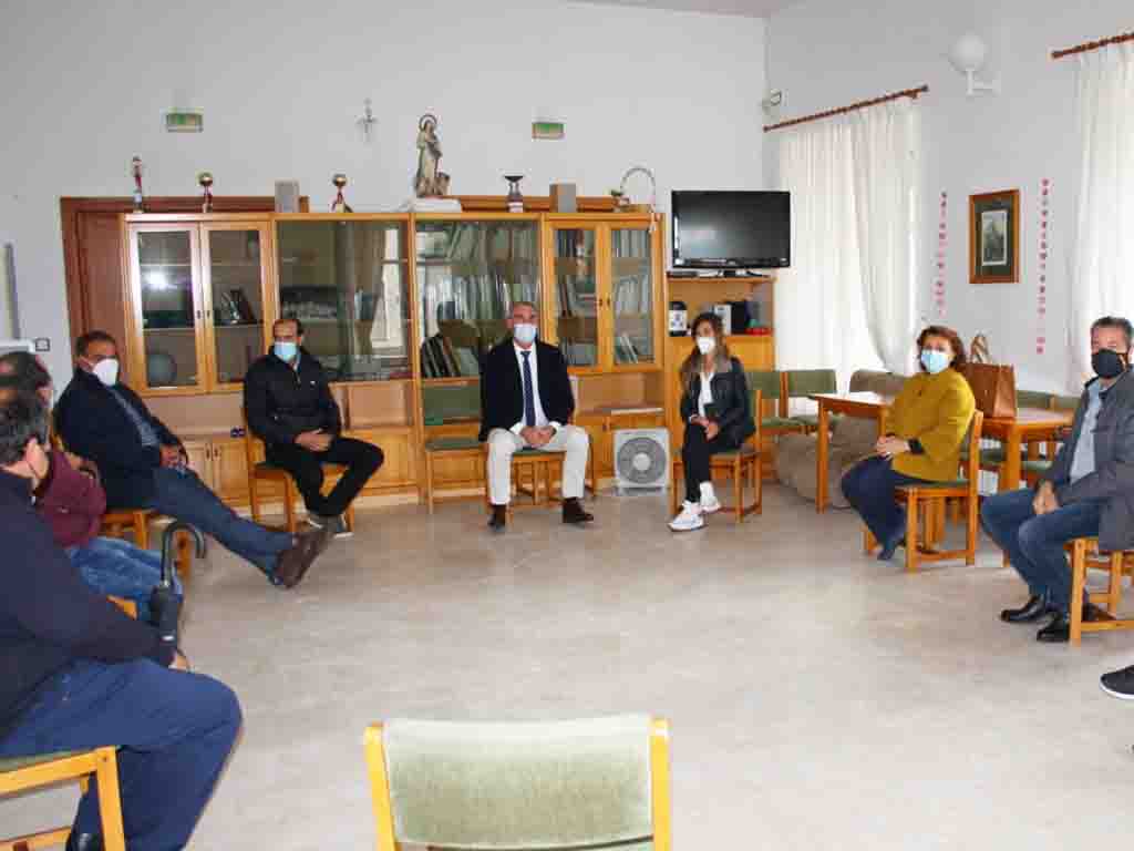 Reunión entre el delegado territorial José Mazarías y los  alcaldes de la ZBS de Fuentesaúco de Fuentidueña. / EL ADELANTADO