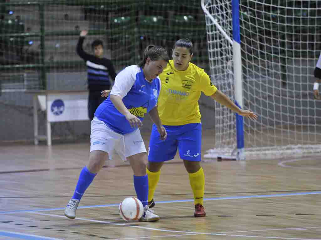 Derrota del Unami por la mínima en Puertollano (1-0) 1 Cris Carré, del Unami, protege un balón ante el Puertollano. / KAMARERO