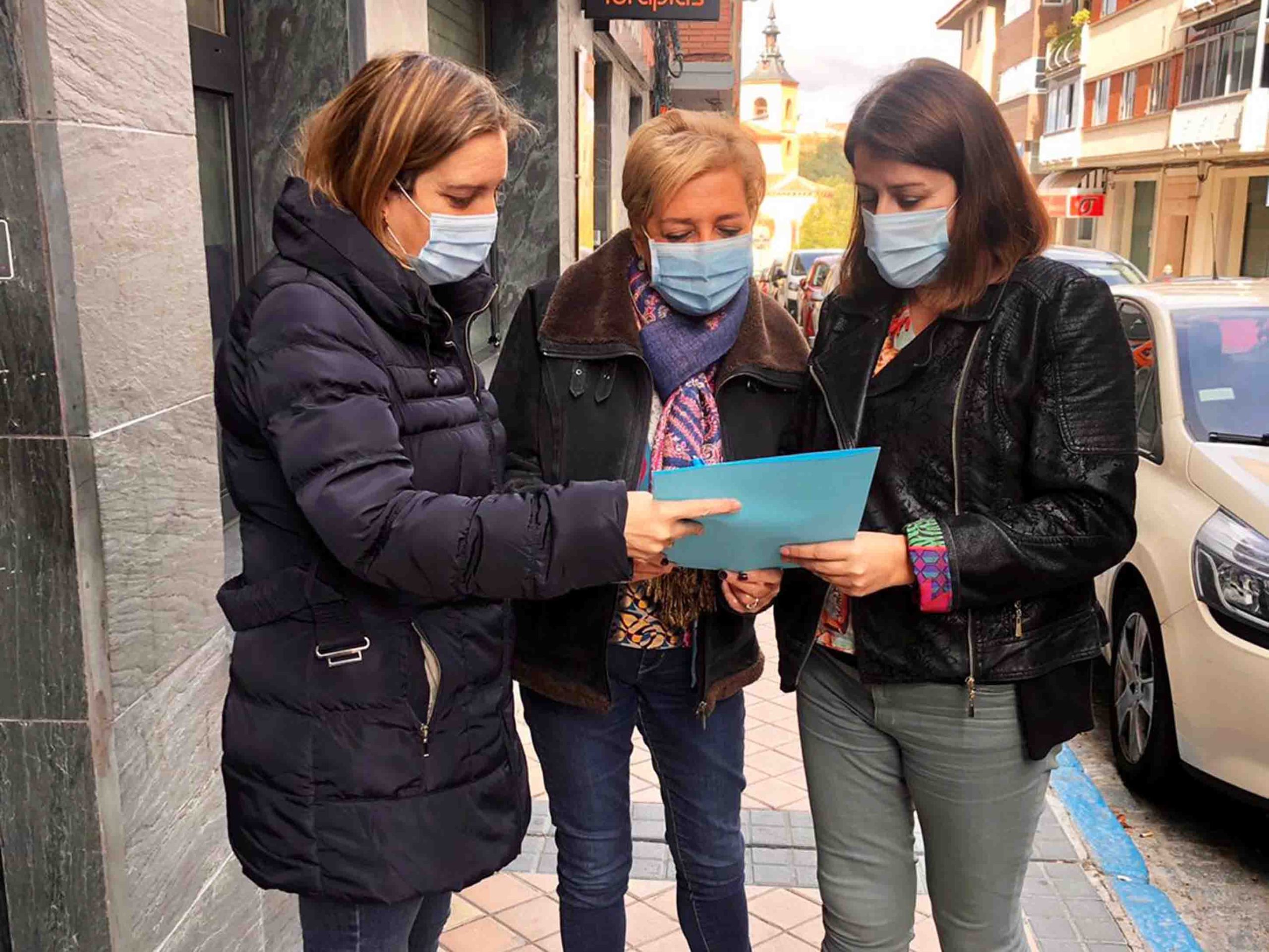 La presidente del PP en Segovia. Paloma Sanz, en plena campaña (en el centro). / E.A.