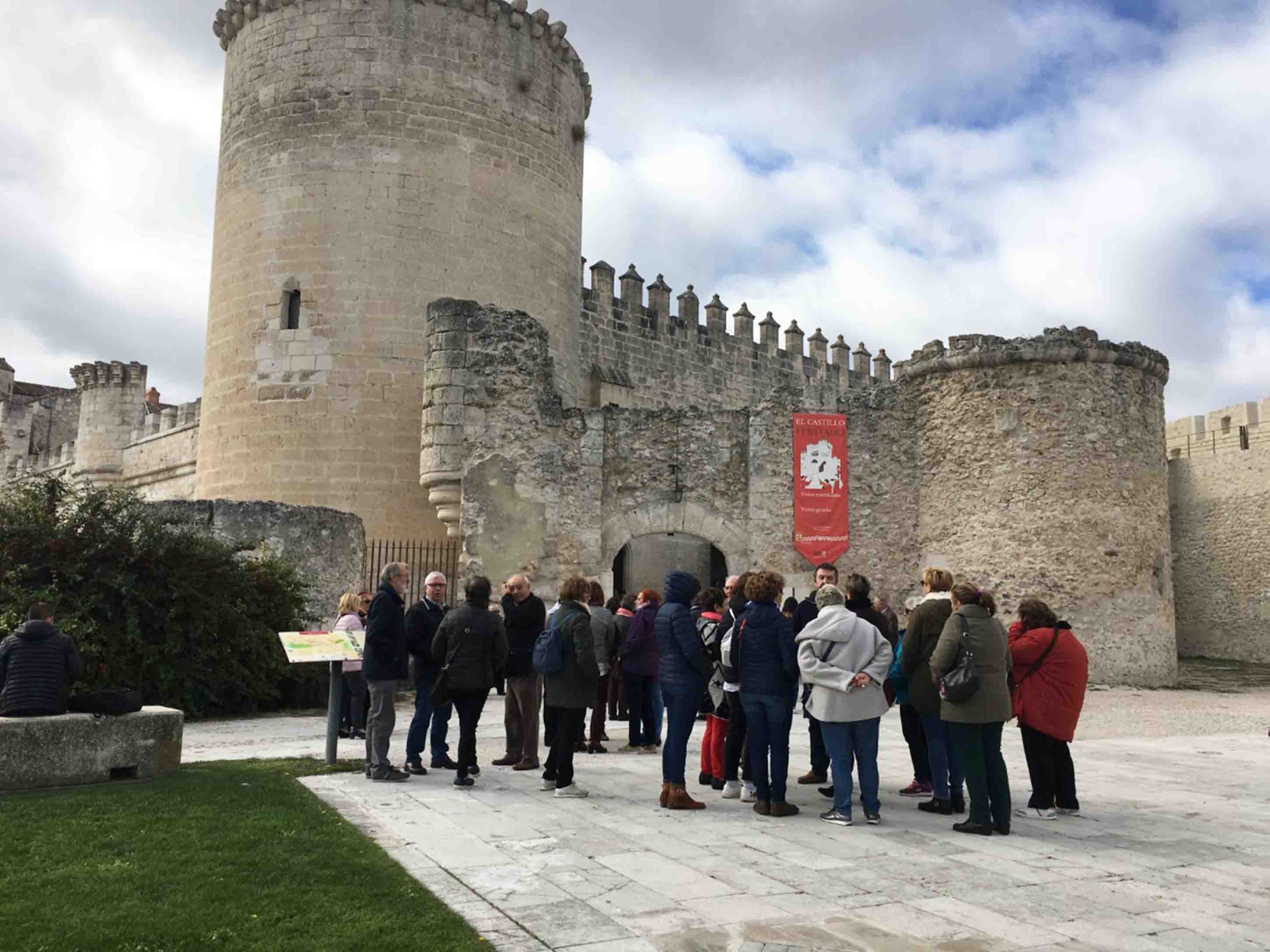 Turistas visitando el castillo de Cuéllar. / C.N.