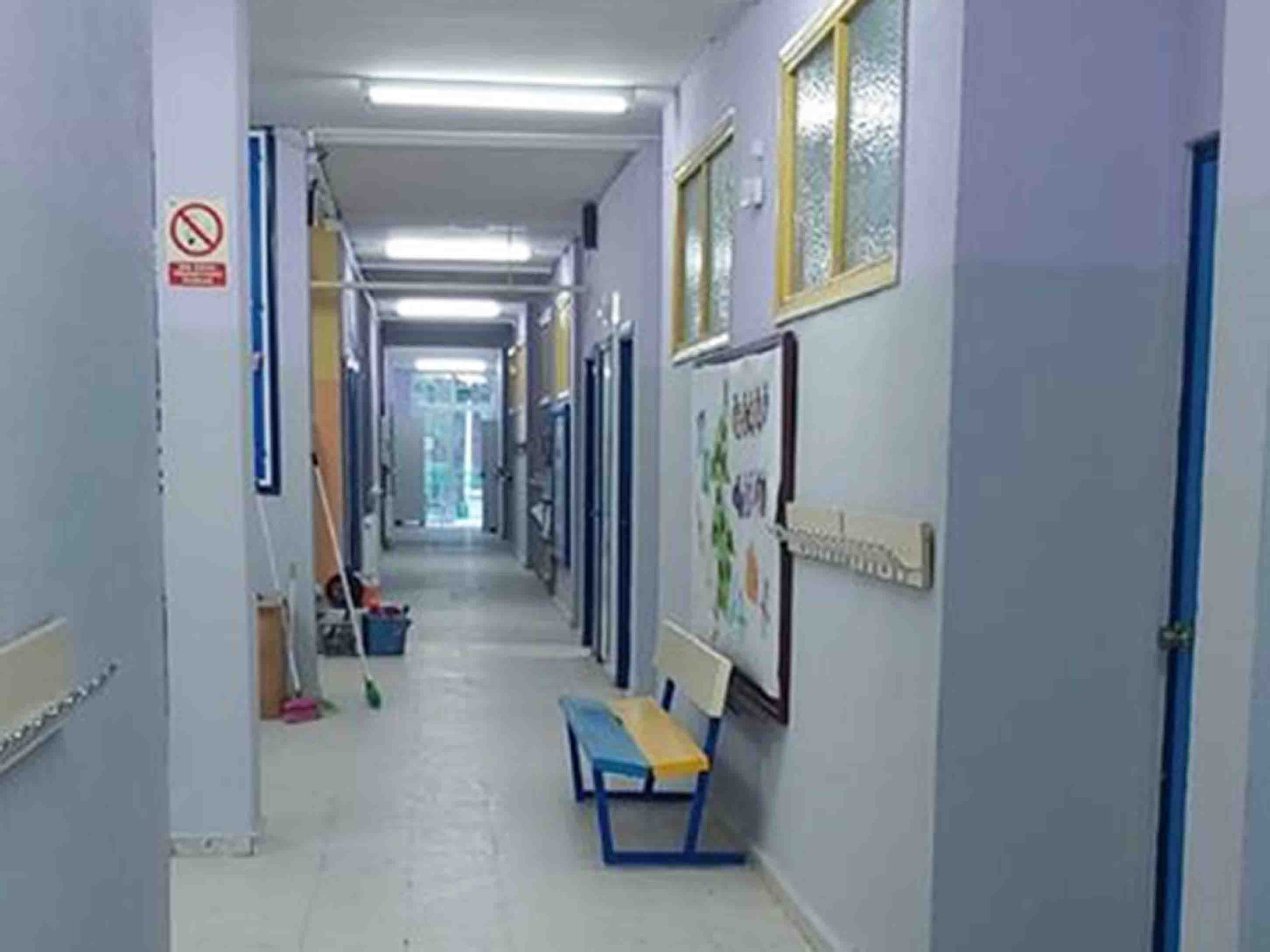 La Junta pone en cuarentena tres nuevas aulas en Segovia 1 Pasillo del colegio de El Espinar. EL ADELANTADO