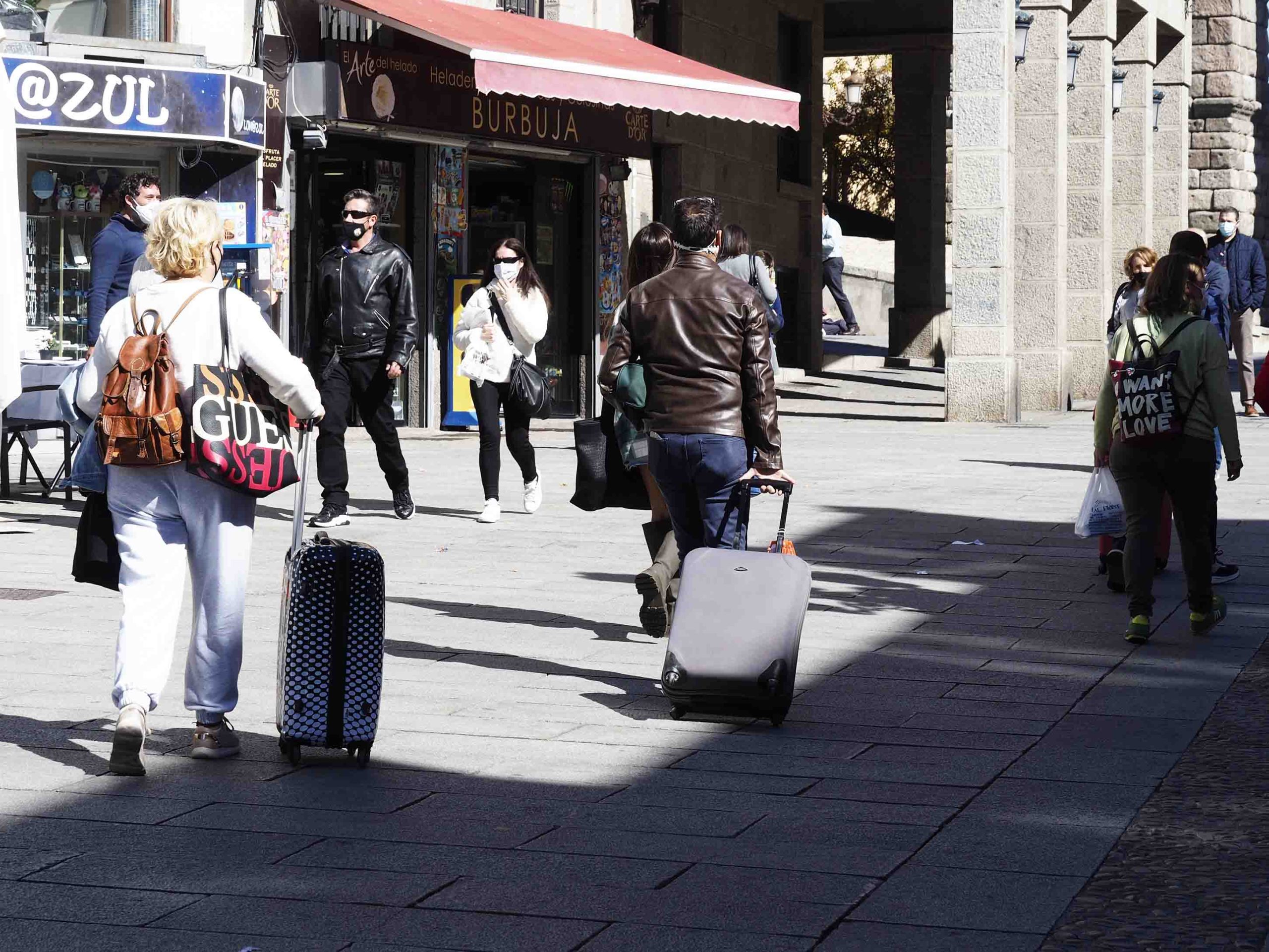 Gente con maletas en Segovia, durante un fin de semana. / NEREA LLORENTE