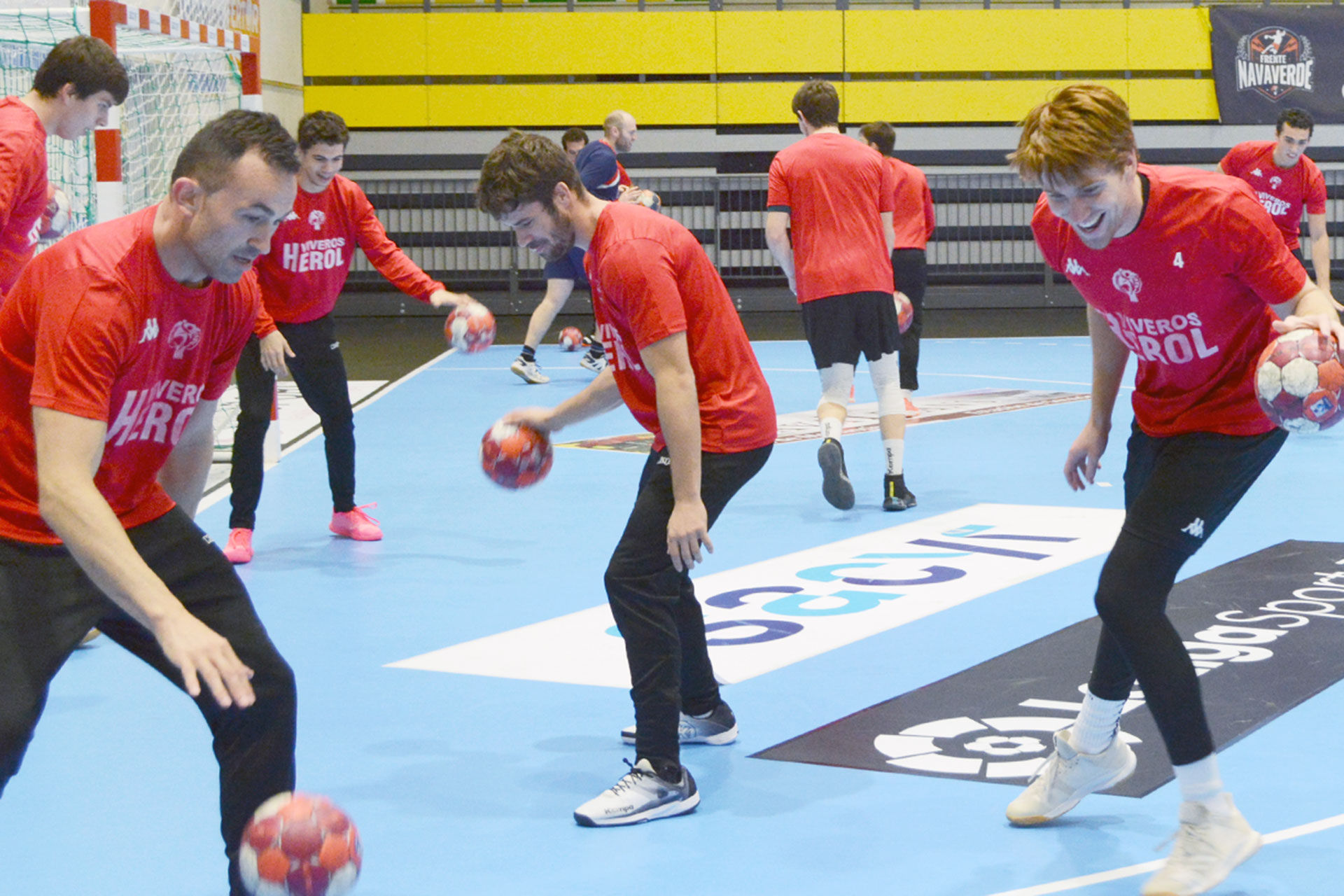 Los jugadores del Viveros Herol Nava trabajan en uno de sus últimos entrenamientos./ AMADOR MARUGÁN