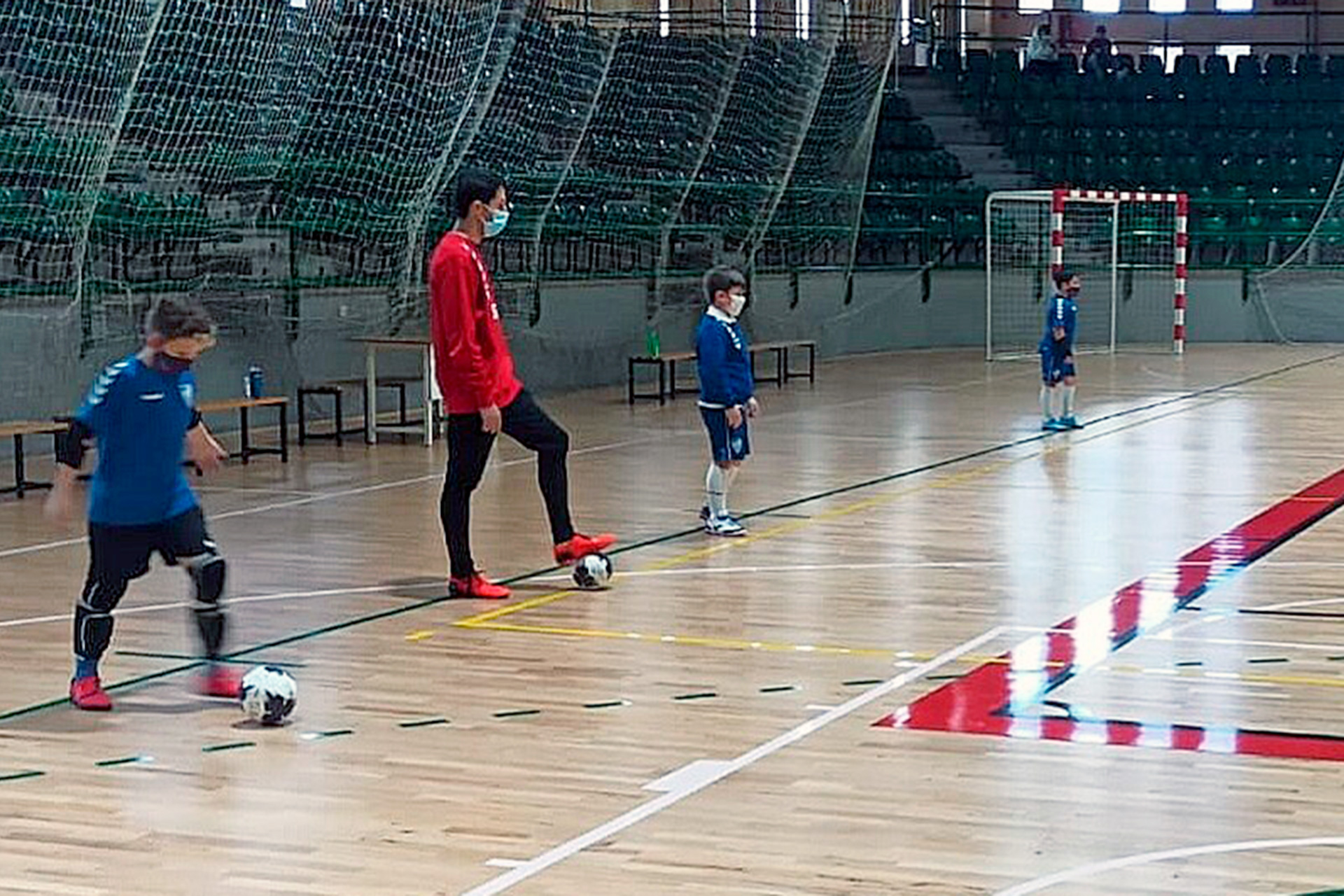Imagen del entrenamiento de uno de los conjuntos de cantera de la Gimnástica Segoviana en el pabellón Pedro Delgado./ G. SEGOVIANA