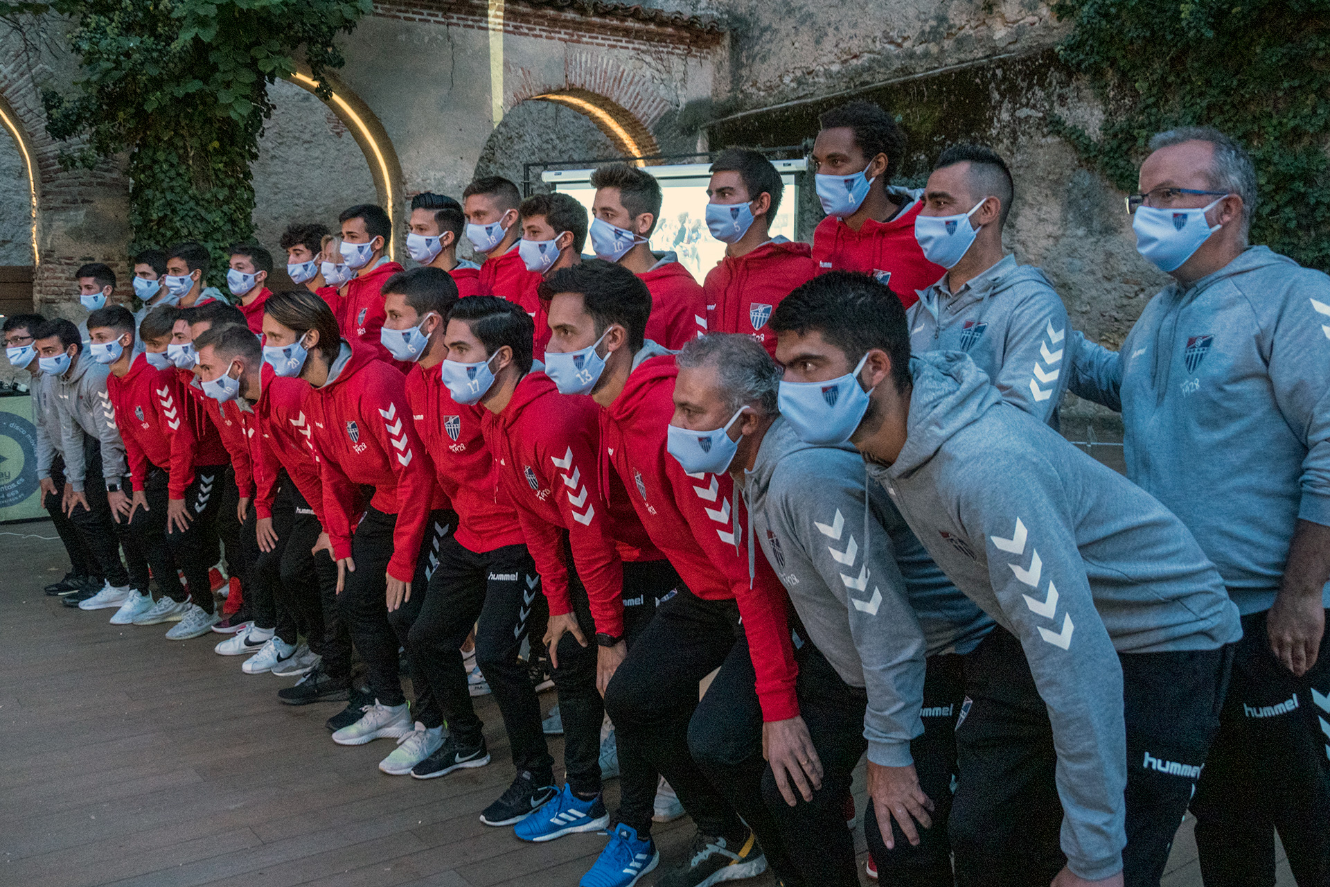 Foto de familia de los integrantes del equipo de la Gimnástica Segoviana que se presentó en las instalaciones del Palacio de Segovia./ KAMARERO