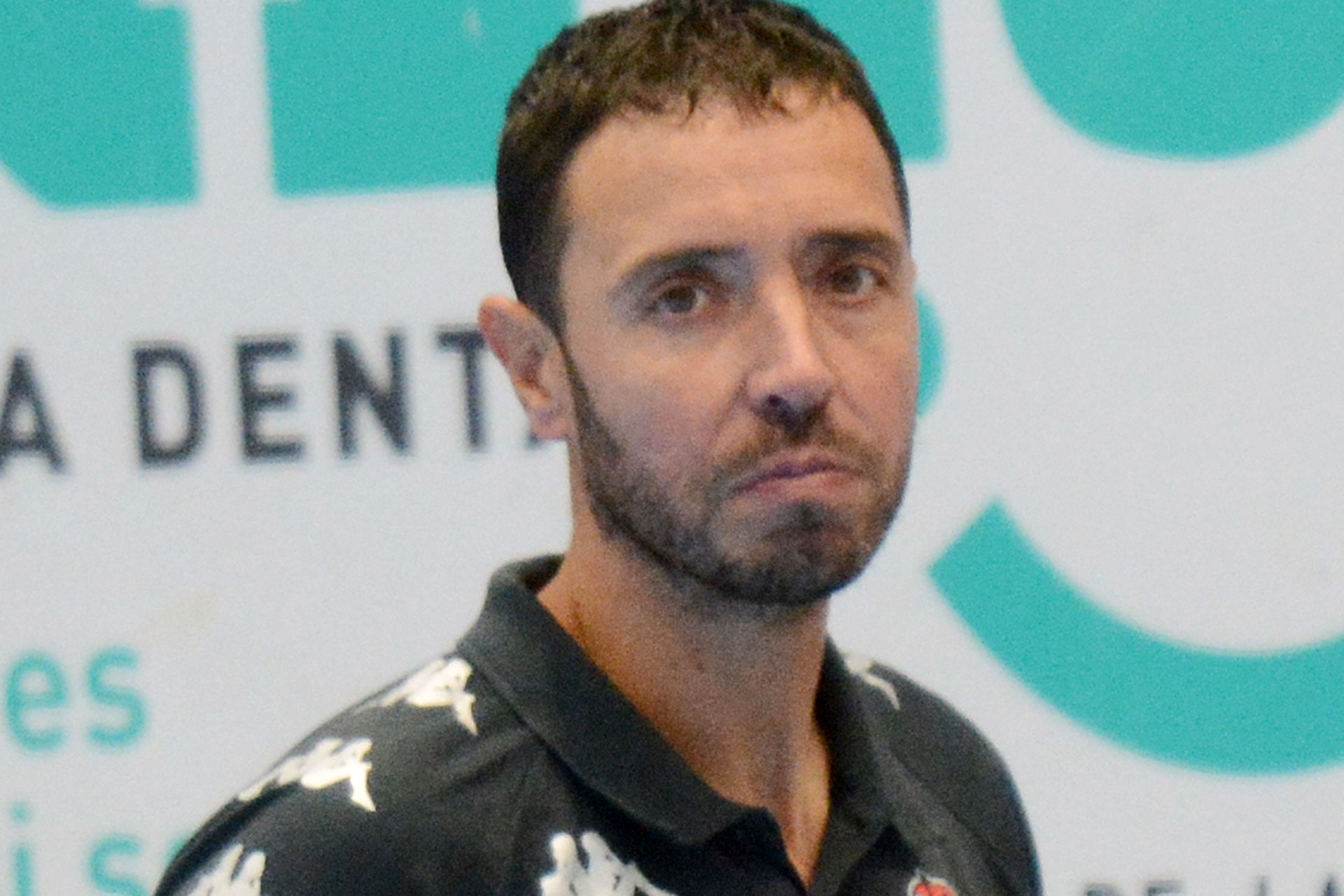 Diego Dorado, entrenador del Balonmano Nava. / KAMARERO