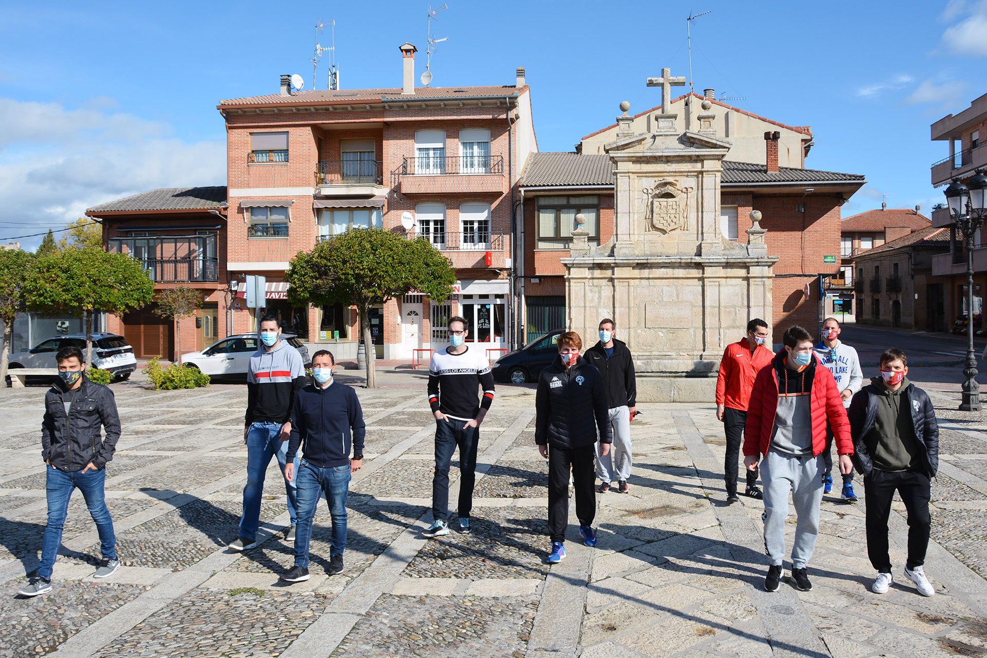 Varios jugadores, junto a los técnicos Diego Dorado y Raúl García, en la plaza del Caño de Nava de la Asunción./ AMADOR MARUGÁN