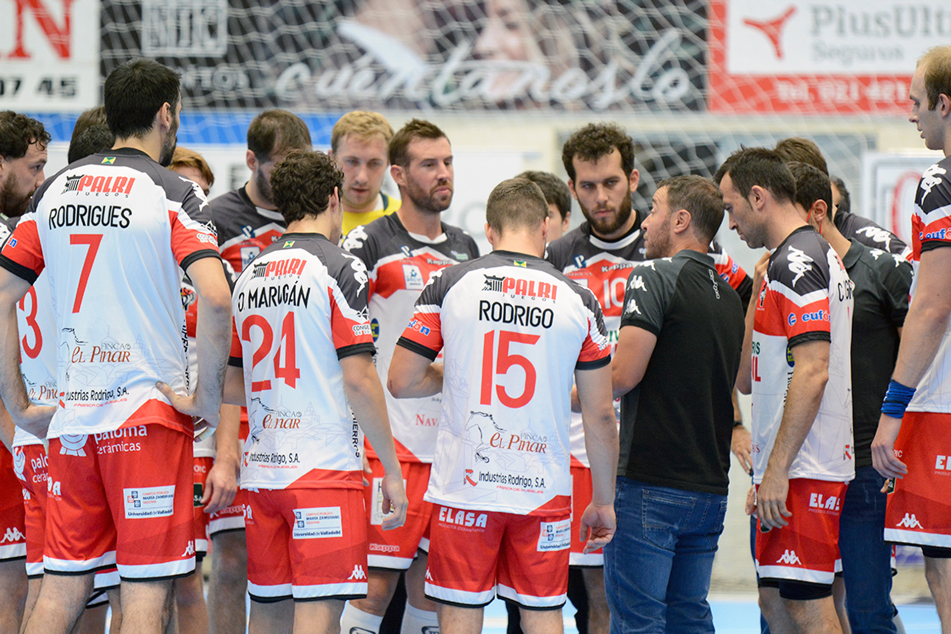 El Nava recibe sus primeras altas y su jugador ingresado sale de la UCI 1 Los jugadores del Nava, en un tiempo muerto. / AMADOR MARUGÁN