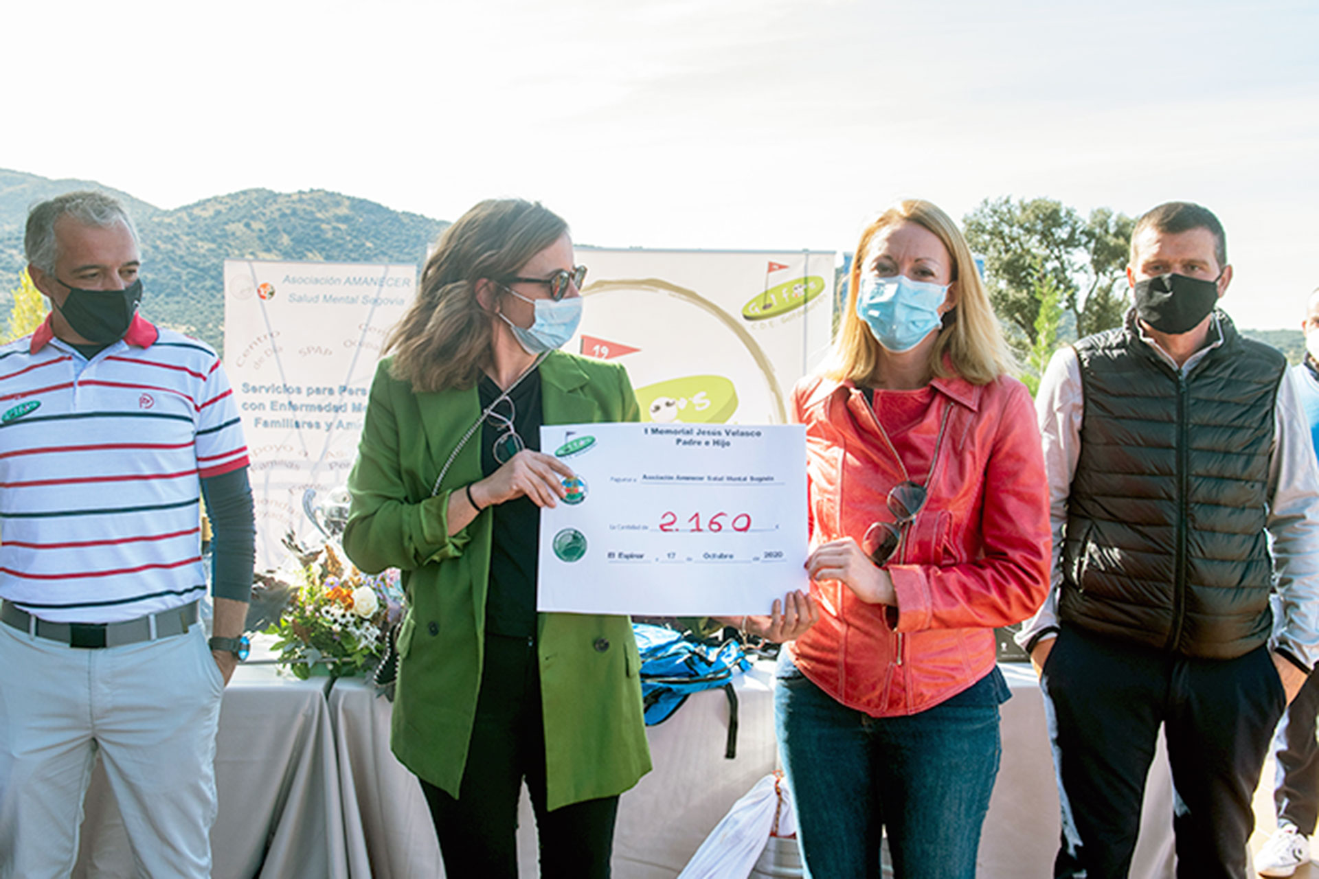 Gran aceptación del Primer Memorial Jesús Velasco Padre e Hijo 1 La familia de Jesús Velasco, con el cheque de 2.160 euros./ EL ADELANTADO