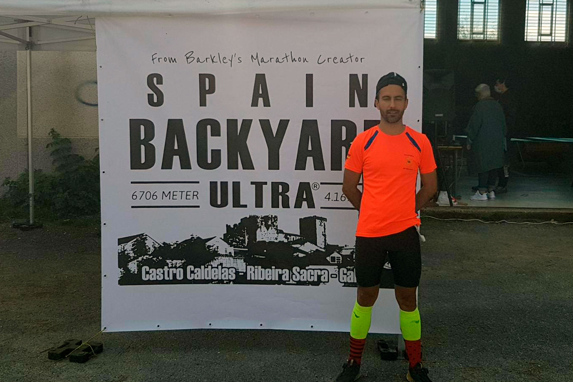 Luis de Andrés, junto al cartel que promociona la prueba. / E.A