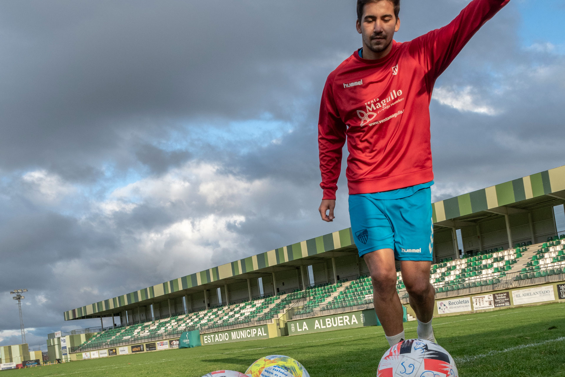 Adeva, con los balones de los tres tripletes que ha firmado a lo largo de su carrera deportiva./ KAMARERO