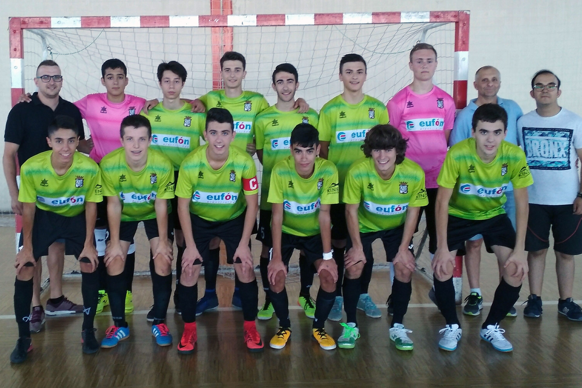 Conjunto del Cuéllar Eufón que jugó en una pasada campaña en la juvenil./ E.A.