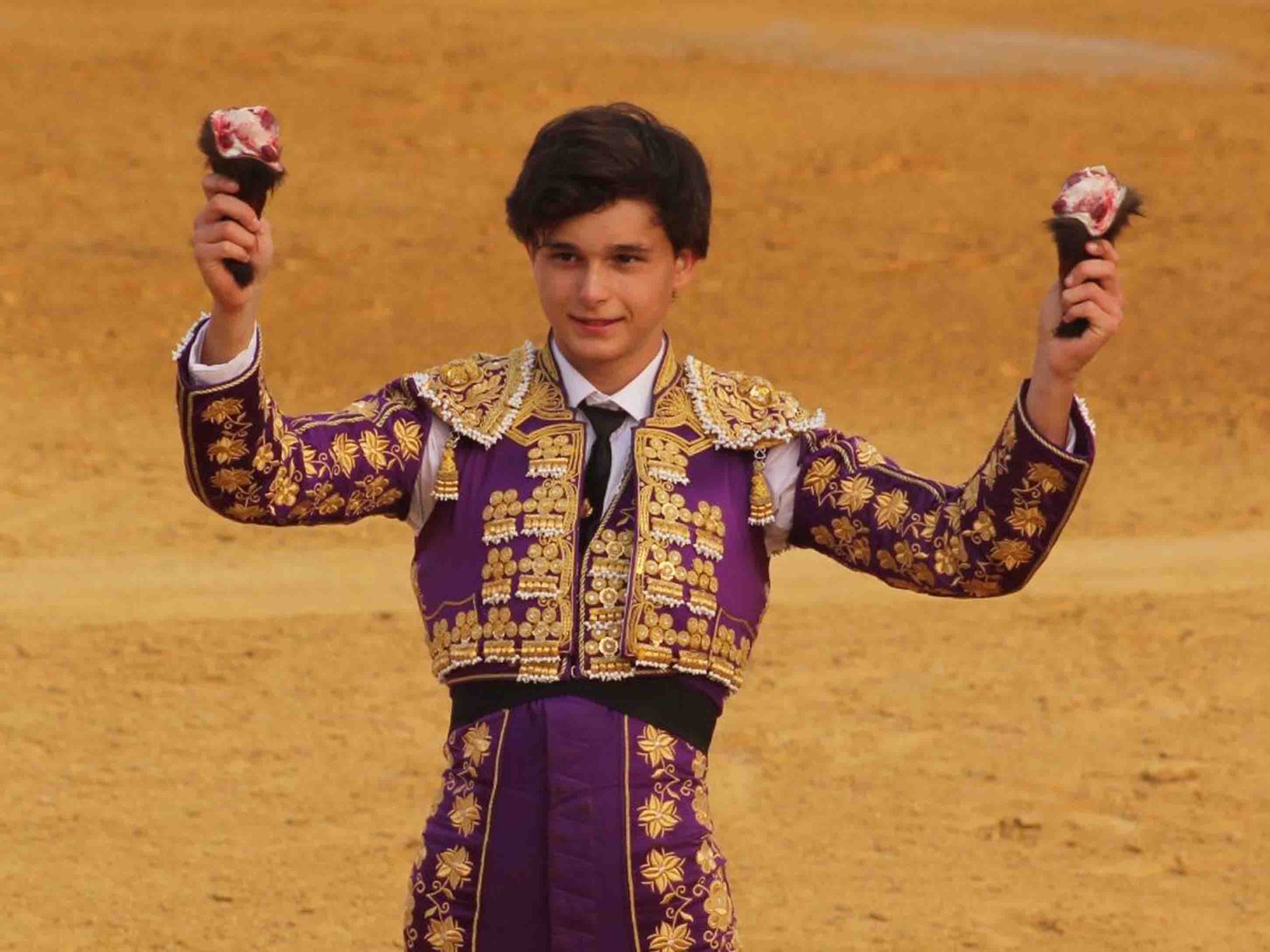 El novillero vallisoletano Daniel Martín pasea dos orejas en Cantalejo. / @CTOROSINCYL