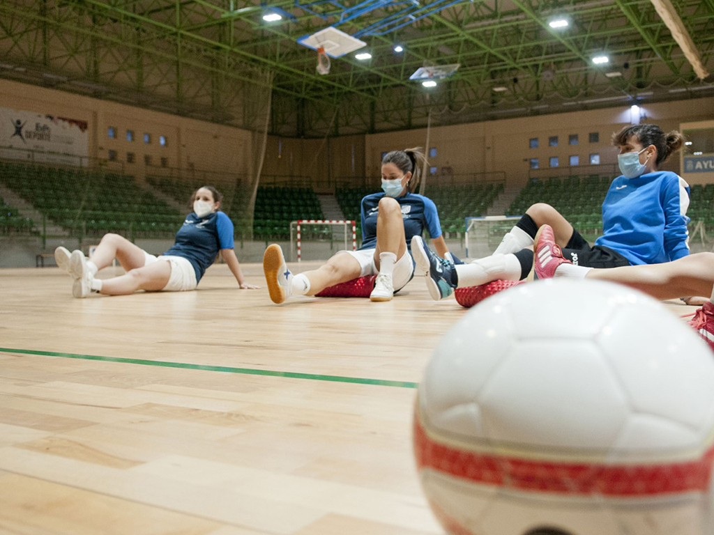 Las jugadoras del Unami, entrenando con mascarilla en el pabellón Pedro Delgado./ UNAMI CP