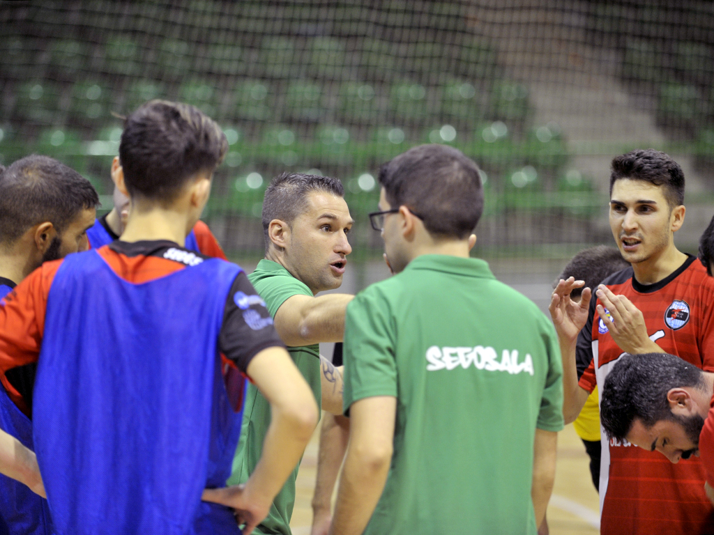 Ángel Zamora da instrucciones a sus jugadores durante un partido de la pasada campaña./ KAMARERO