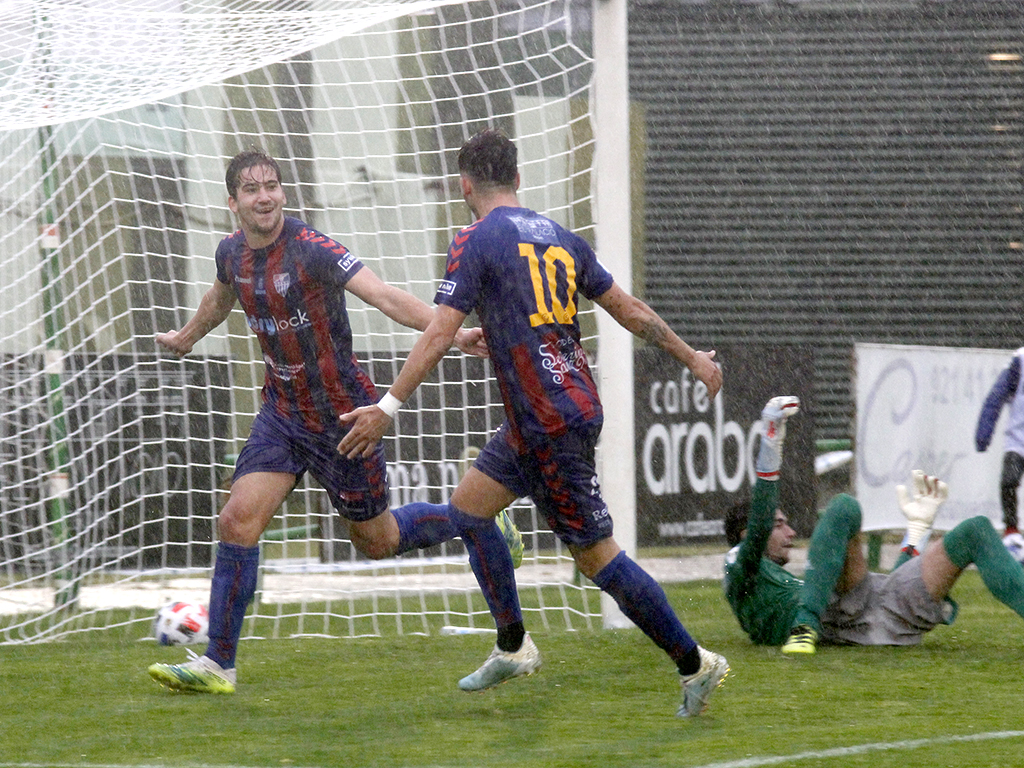 Fran Adeva y Dani Calleja celebran el segundo gol de la Segoviana, primero en la cuenta particular del delantero, que marcaría dos más./ NEREA LLORENTE