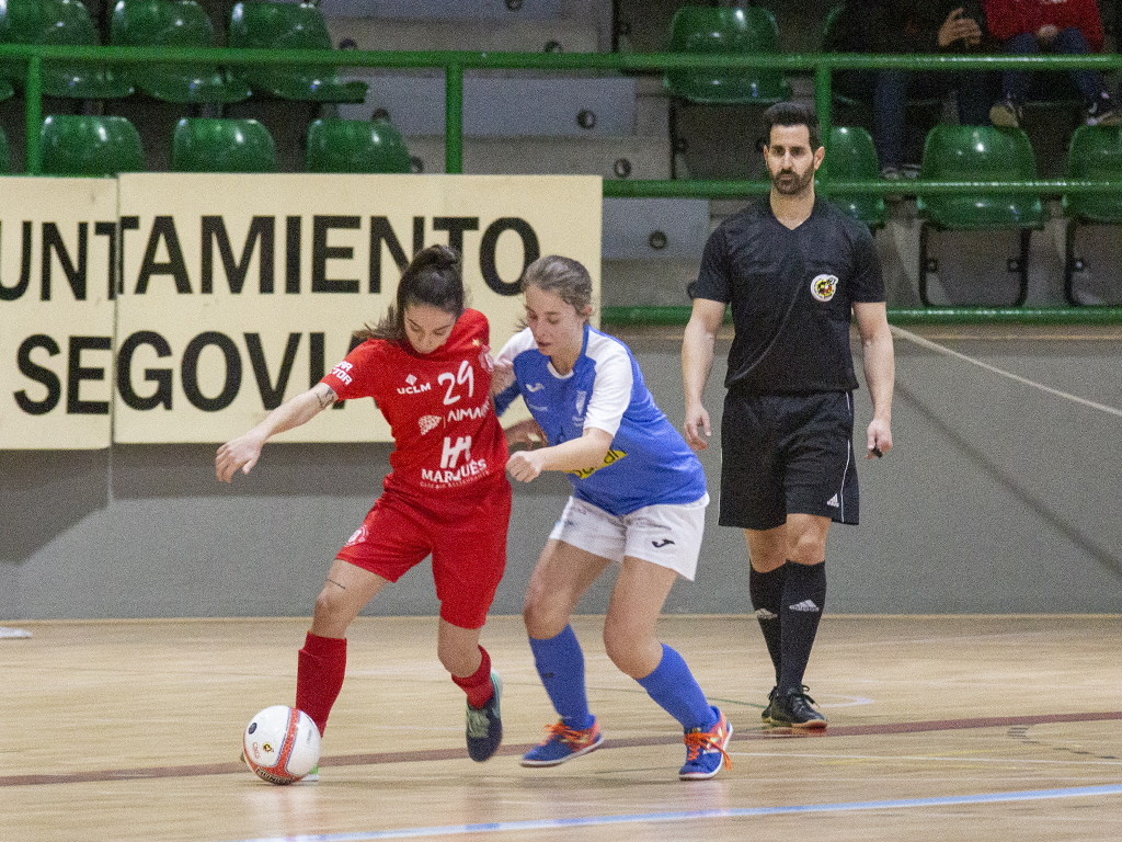 Un encuentro de fútbol sala disputado en el pabellón Pedro Delgado entre el Unami y el Almagro./ NEREA LLORENTE