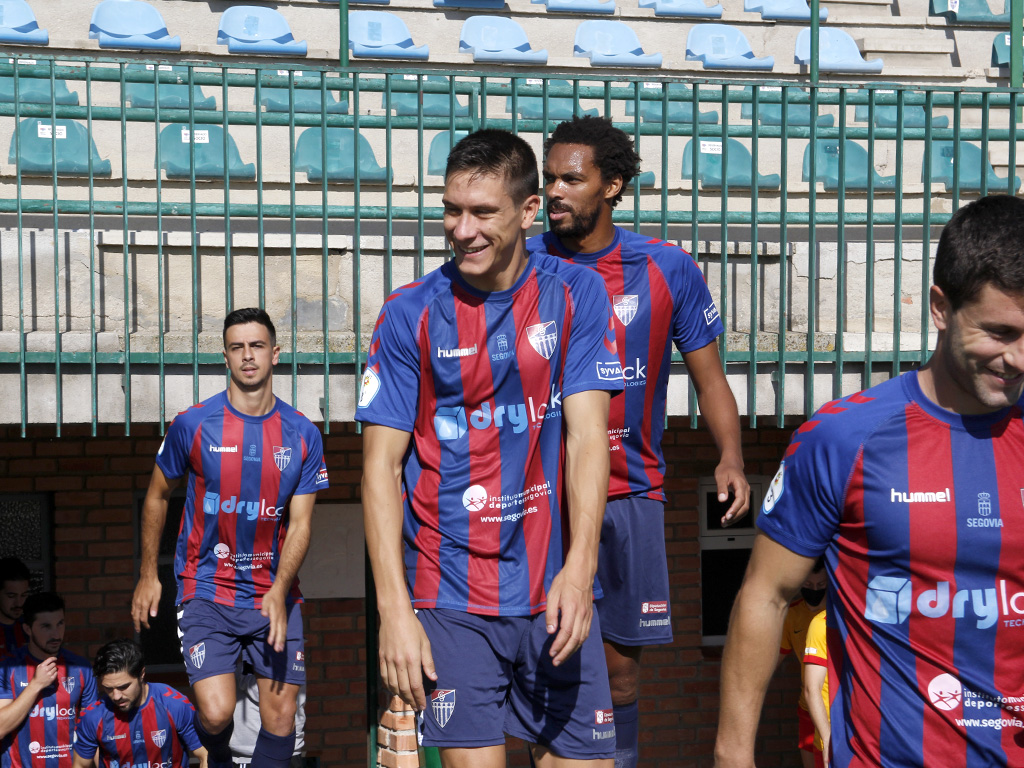 Los jugadores de la Segoviana salen al campo de La Albuera en los prolegómenos de un partido./ NEREA LLORENTE