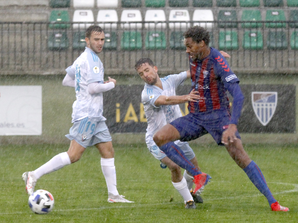 Rui supera la presión de un jugador del Mirandés B durante el partido disputado el pasado domingo en La Albuera./ NEREA LLORENTE
