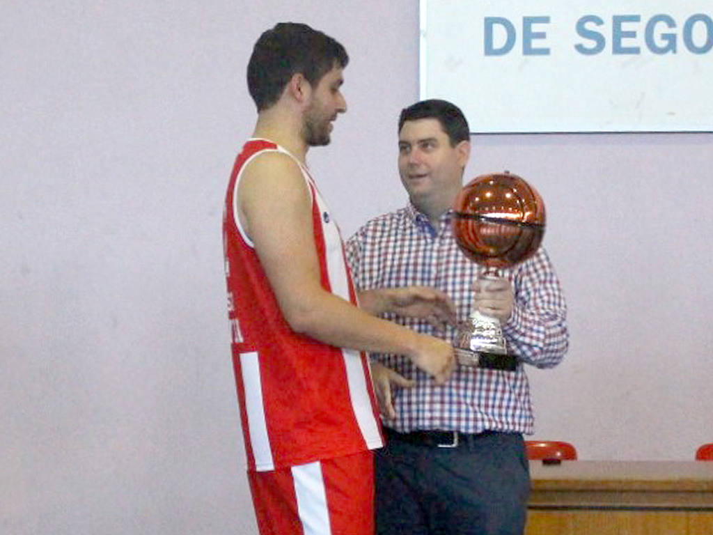 Mauro Martín (d.) entregando un trofeo al CD Base./ E.A.