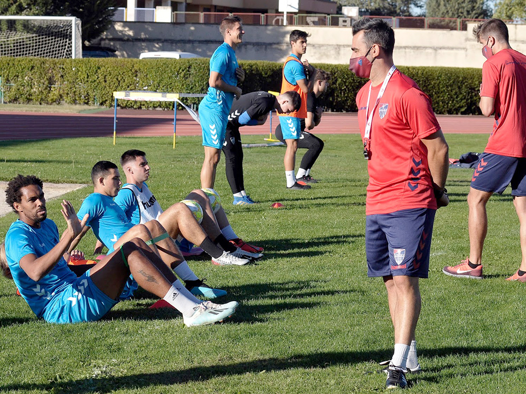 Rui conversa con Manu González en uno de los entrenamientos de la Segoviana./ KAMARERO