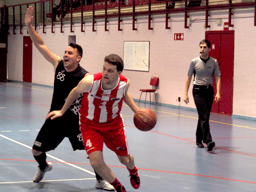 Un árbitro, cerca de la jugada de un encuentro de baloncesto disputado por el CD Claret./ KAMARERO