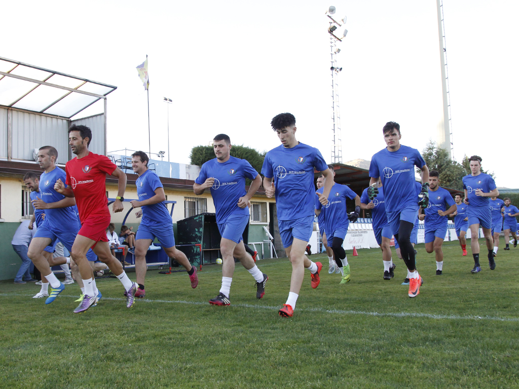 Un momento del primer entrenamiento del CD La Granja en el campo de El Hospital. / NEREA LLORENTE