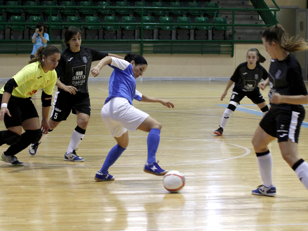 Laura Llorente, rodeada de contrarias durante un encuentro disputado en el Pedro Delgado./ NEREA LLORENTE