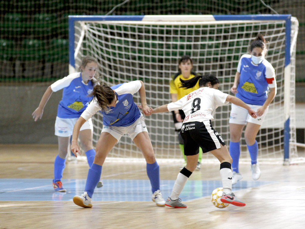 Leire intenta frenar el avance de la jugadora del Mora en un momento del partido. / NEREA LLORENTE