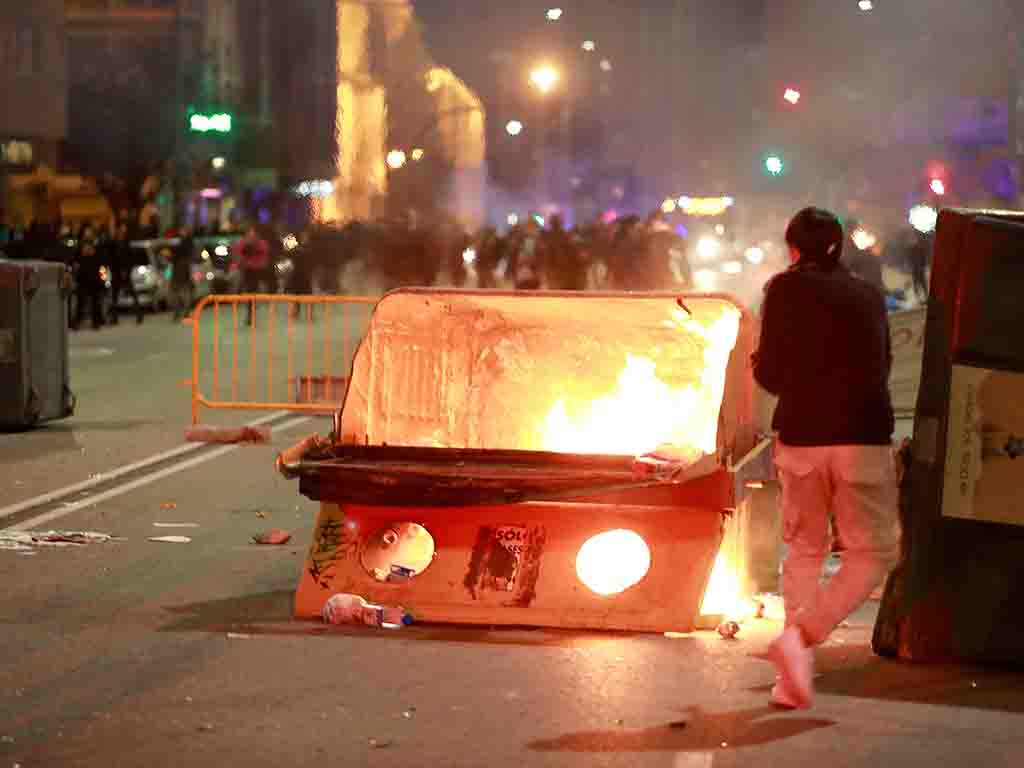 Disturbios producidos hoy viernes en Burgos tras la protesta contra del confinamiento y las restricciones tomadas en la ciudad para parar la propagación del coronavirus. EFE/SANTI OTERO