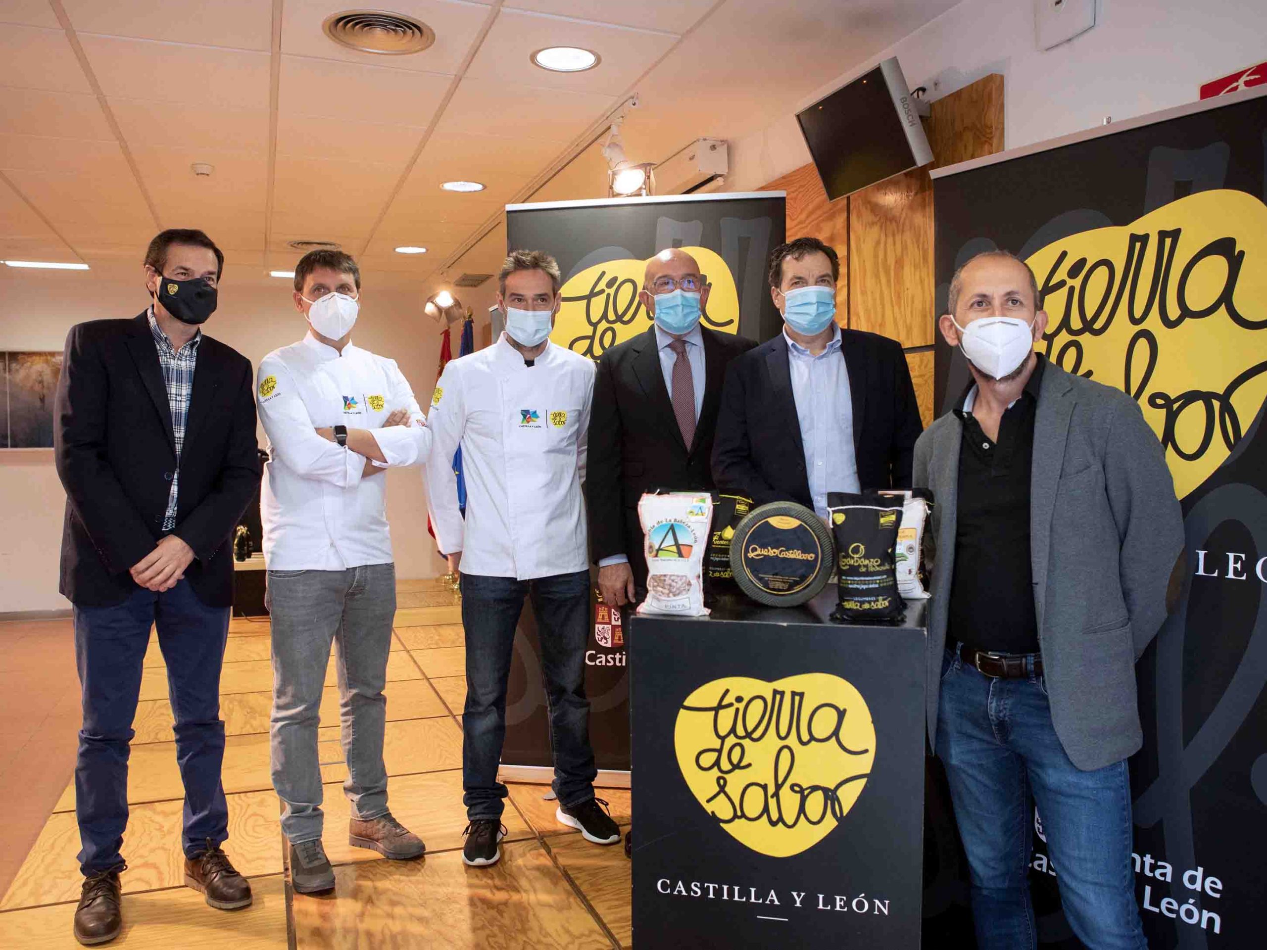 Presentación de los productos Tierra de Sabor que acudirán al congreso de San Sebastián Gastronomika, este lunes en Valladolid.(De izq a der) Nicolás Armenteros, de Garbanzo Pedrosillano; Juan J. Losada, del Restaurante Pablo; Miguel Ángel de la Cruz, del restaurante La Botica; Jesús Julio Carnero, Consejero de Agricultura, Ganadería y Desarrollo Rural, y Alberto Manzanares, de Industrias lácteas y Jesús Sanz de Campoveja. EFE/R. García